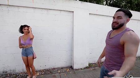 Пикапер лижет киску кудрявой милашки и ебет её в машине