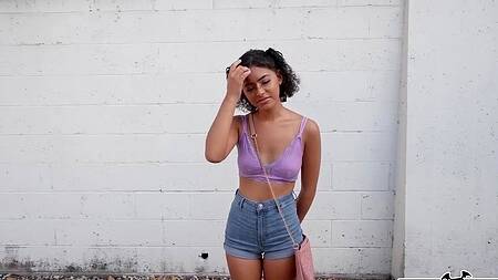 Пикапер лижет киску кудрявой милашки и ебет её в машине