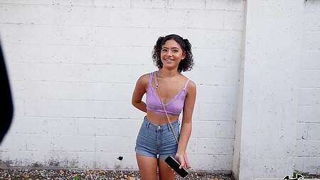 Пикапер лижет киску кудрявой милашки и ебет её в машине