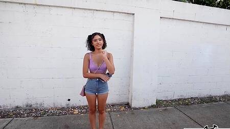 Пикапер лижет киску кудрявой милашки и ебет её в машине