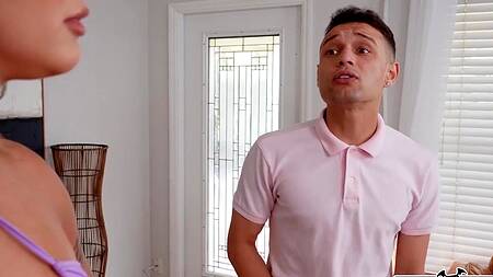 Белокурая мачеха требует, чтобы пасынок её выебал