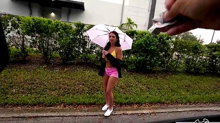 Девка попала под дождь и занялась сексом за деньги