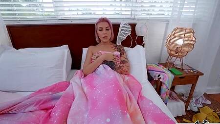 Пошлячка с розовыми волосами очень хочет пенис в попку