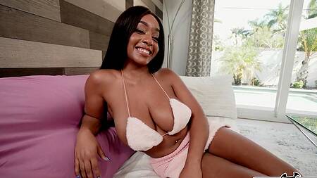 Красивая негритянка ласкает сиськи и соблазняет белого парня