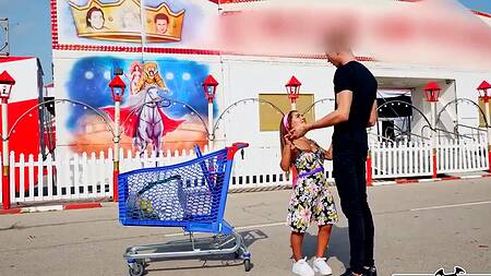 Миниатюрная девчонка быстро соглашается на секс на улице