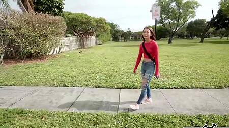 Худая красотка соглашается на секс за деньги в машине