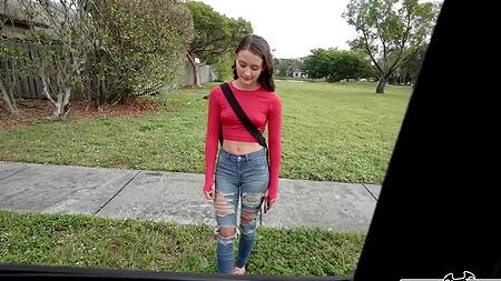 Худая красотка соглашается на секс за деньги в машине