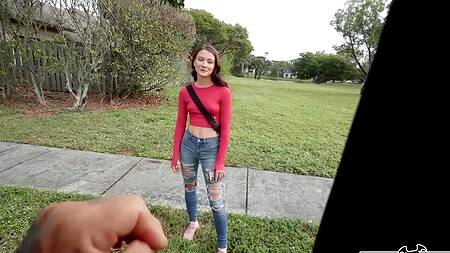 Худая красотка соглашается на секс за деньги в машине