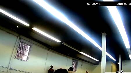 Сочная охранница в тюрьме жарко ебется с заключенным