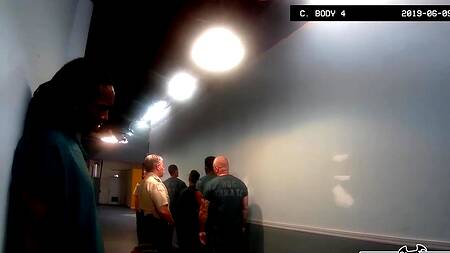 Сочная охранница в тюрьме жарко ебется с заключенным