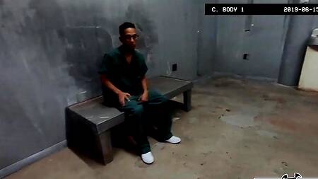 Сочная охранница в тюрьме жарко ебется с заключенным