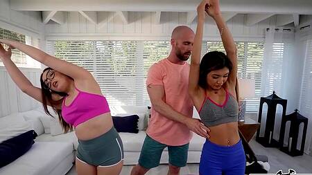Две худышки соблазняют тренера на жаркий секс втроем