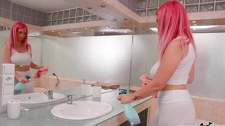 Сочная домработница с розовыми волосами отдается негру в жопу