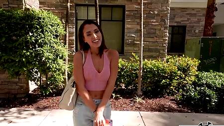 Милая телка в розовом топике соглашается на секс за деньги