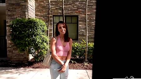 Милая телка в розовом топике соглашается на секс за деньги