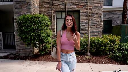Милая телка в розовом топике соглашается на секс за деньги