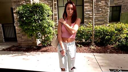 Милая телка в розовом топике соглашается на секс за деньги