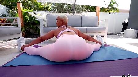 Жопастая негритянка во время тренировки соблазняет на секс