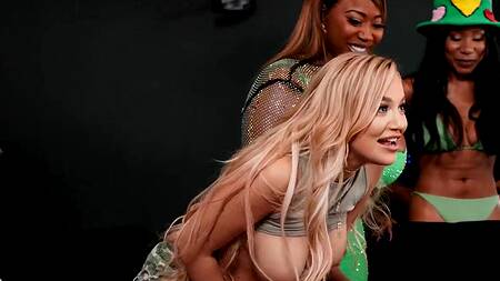 Толпа голодных девок набрасываются на два члена