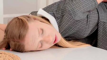 Начитанная студентка пробует секс с преподавателем