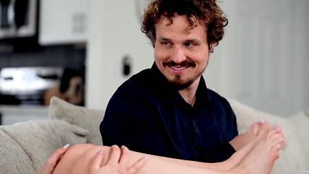 Милашка Maria Kazi дрочит пенис ногами и наслаждается нежным сексом