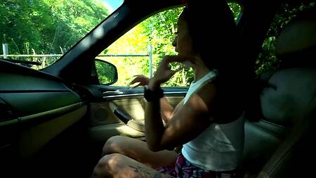 Мужик подвозит худую незнакомку и ебет ей в лесу за деньги