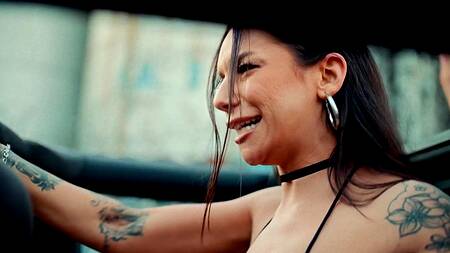 Чернокожий боксер после поединка имеет в попки двух красавиц