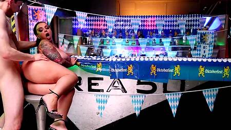 Сочная барменша на октоберфесте соблазняет выпившего парня