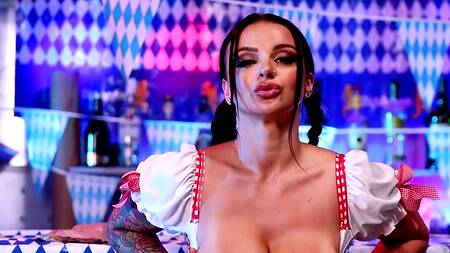 Сочная барменша на октоберфесте соблазняет выпившего парня