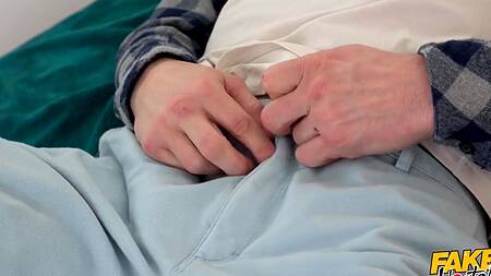 Парень в хостеле дрочит член и соблазняет соседку