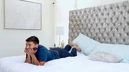 Мачеха приносит пасынку завтрак и застает её за дрочкой