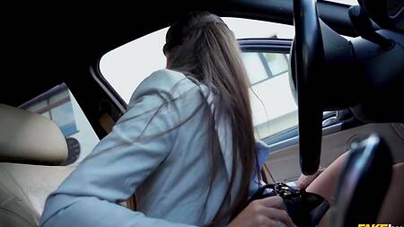 Стройная телка пытается отучить парня от мастурбации