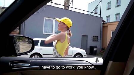 Мужик на дорогой тачке трахает худую телку из кафе