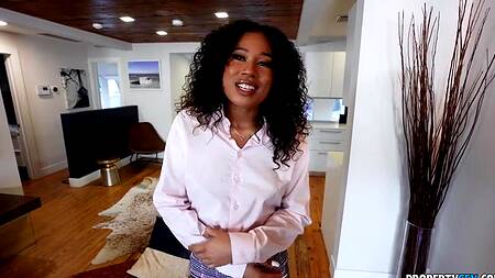 Черная риелторша Skyla Sun ебется на кровати, проверяя её на прочность