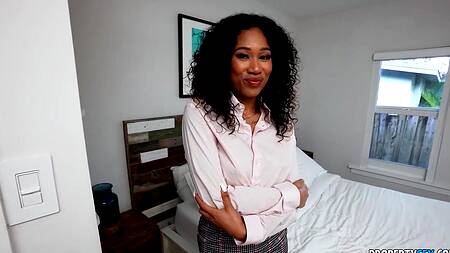 Черная риелторша Skyla Sun ебется на кровати, проверяя её на прочность