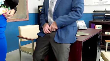 Наглый директор развел на секс зрелую учительницу