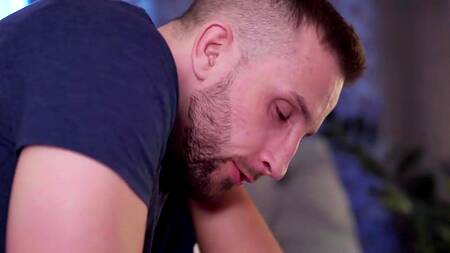 Залез под одеяло и нежно вылизал киску худой Lilly Bella