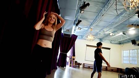 Пробует фитнес и трахает белокурую телку в зале