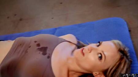 Пробует фитнес и трахает белокурую телку в зале