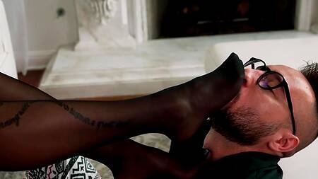 Негритянка в черных чулках ублажает футфетишиста