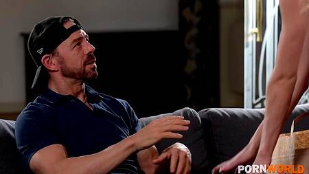 Курьер приходит вовремя и трахает блондинку в жопу