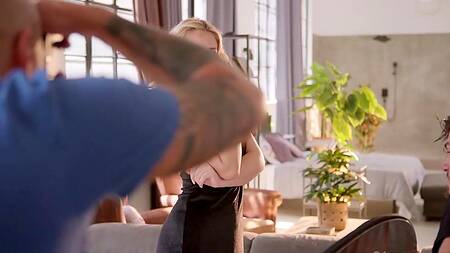 Белокурая модель на съемку отдается фотографу и его помощнику