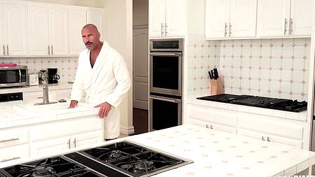 Находит в шкафчике милую азиатки и трахает её на кухне