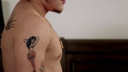 Красотка ведет парня в спальню, чтобы насладиться его членом