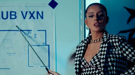 Рыжая красотка Vanna Bardot наслаждается анальной долбежкой