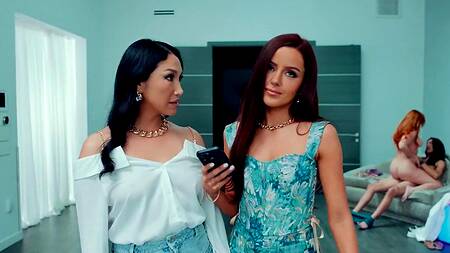 Рыжая красотка Vanna Bardot наслаждается анальной долбежкой