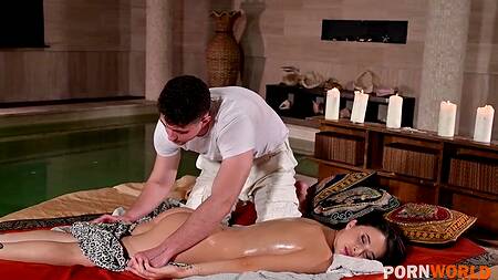 Муж застает жену с массажистом и тоже трахает её в попку