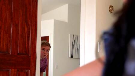 Возбужденная мачеха зовет к себе пасынков, чтобы устроить МЖМ