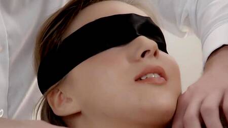 Мужик завязывает худышке глаза и нежно её трахает