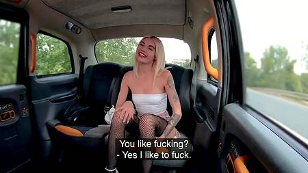Стройная Luna Wolf в роли пассажирки соблазняет таксиста